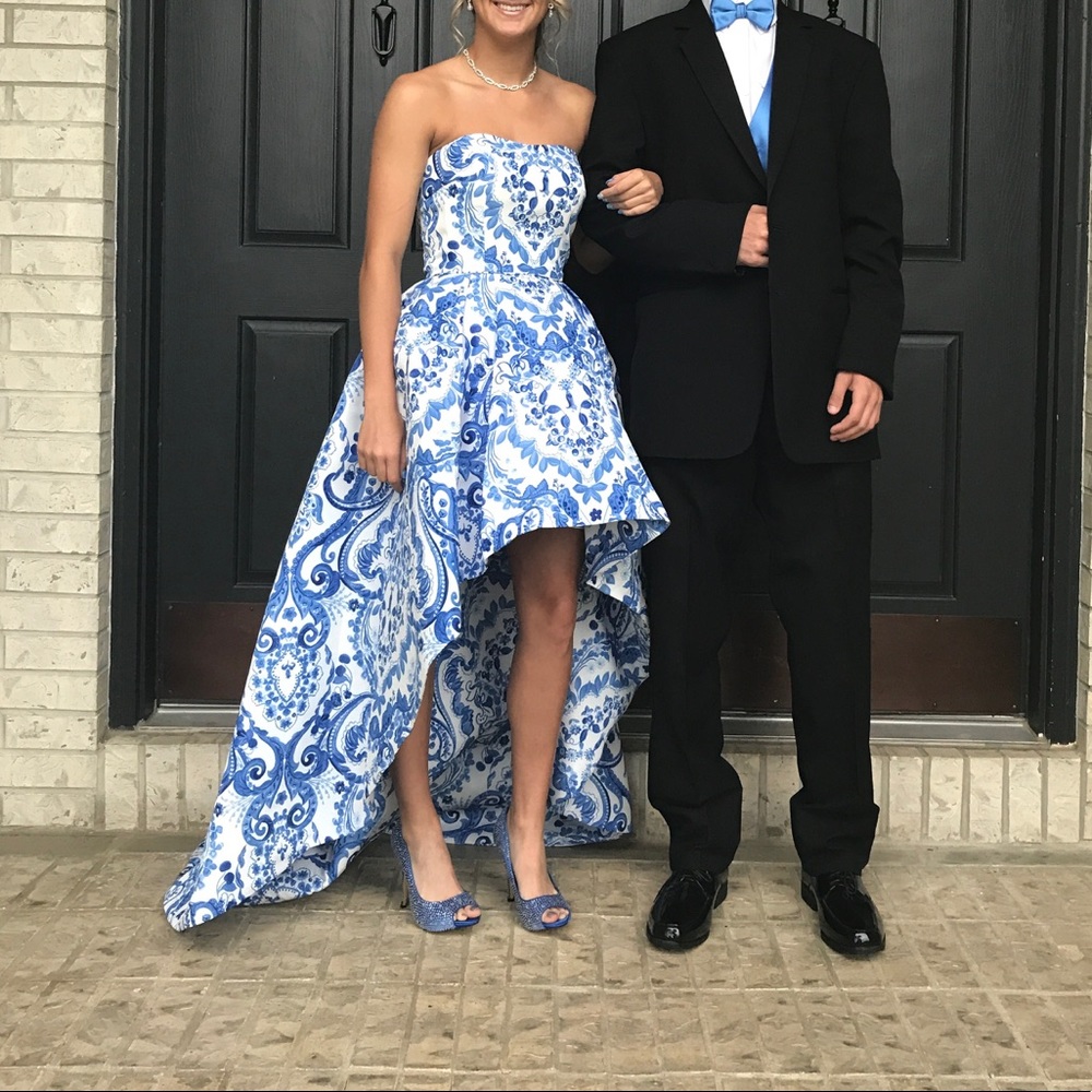 Dress Sherrie Hill hi-low!